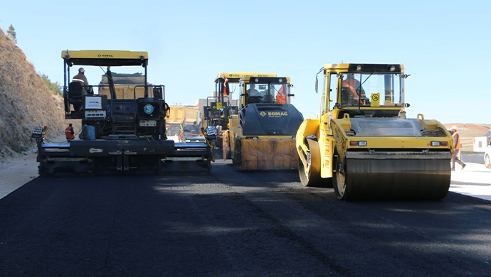 Büyükşehir'den yeni açılan yollara asfalt serimi-(VİDEO)