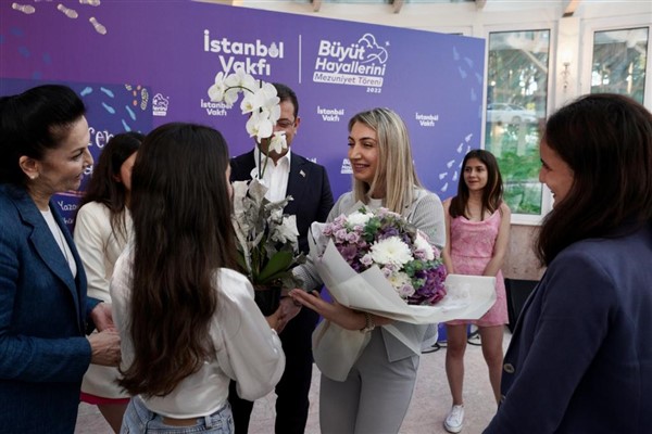 'Büyüt Hayallerini’ ilk mezunlarını verdi