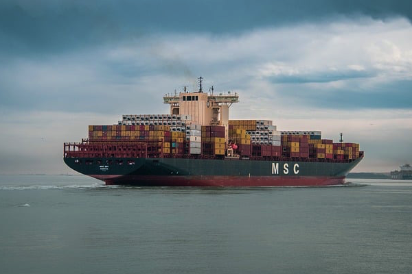  Çanakkale Boğazı İntepe önlerinde makine arızası yapan gemi Karanlık Liman'a demirletildi