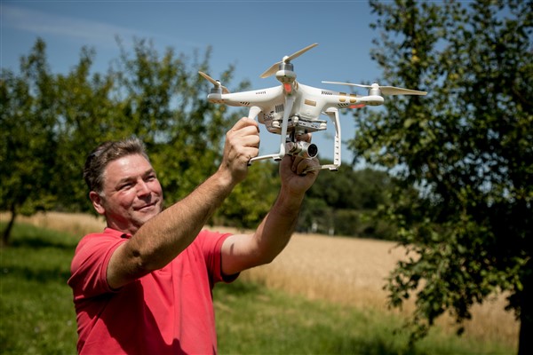 Çevre koruma için dronlar meyve bahçelerini izledi