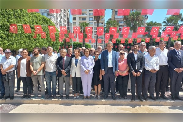 CHP Adana İl Örgütü Zafer Bayramı’nı kutladı