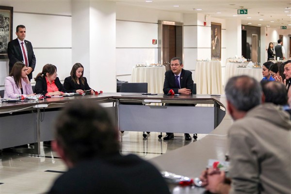 CHP Genel Başkanı Özel, gazetecilerle bir araya geldi