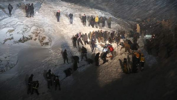 Çığ altında kalan minibüse ulaşıldı:5 kişi kurtarıldı