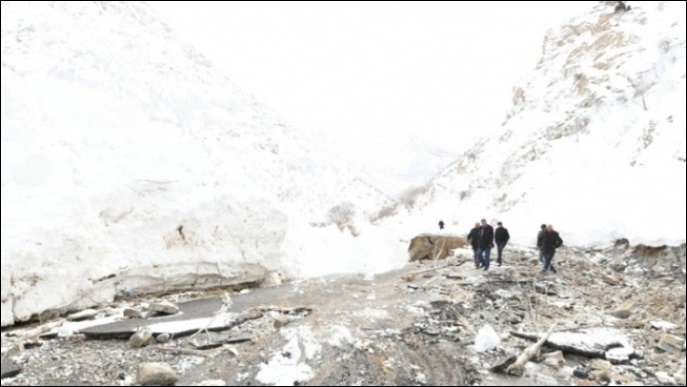 Çığdan kaynaklı Çatak'a ulaşım kesildi!