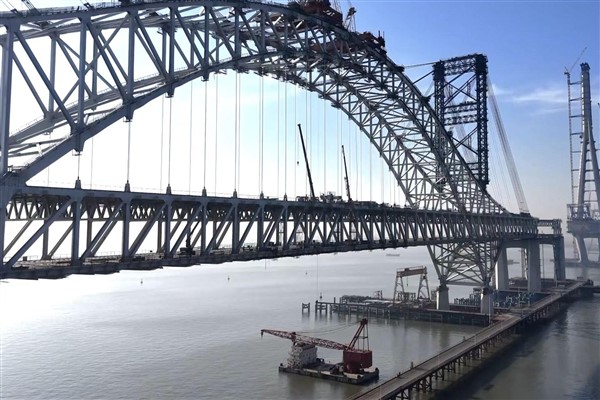 Çin, ayaklar arasında en uzun açıklığa sahip mega köprüyü tamamladı