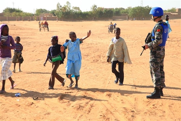Çin barış gücü, barışı korumanın yanı sıra insanların can dostu oldu