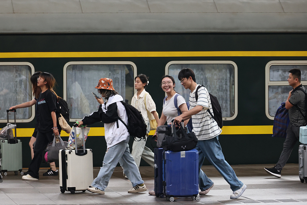Çin'deki demir yolları yaz tatilinde yolcu rekoru kırdı