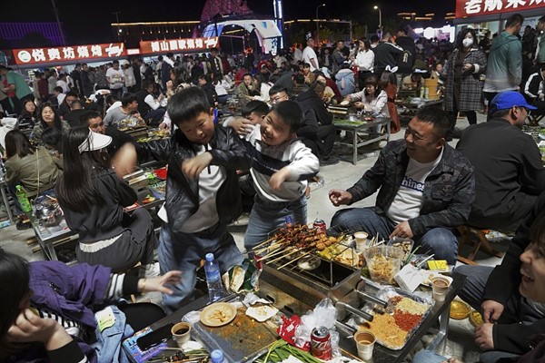 Çin’in Zibo şehrinde şiş kebap çılgınlığı
