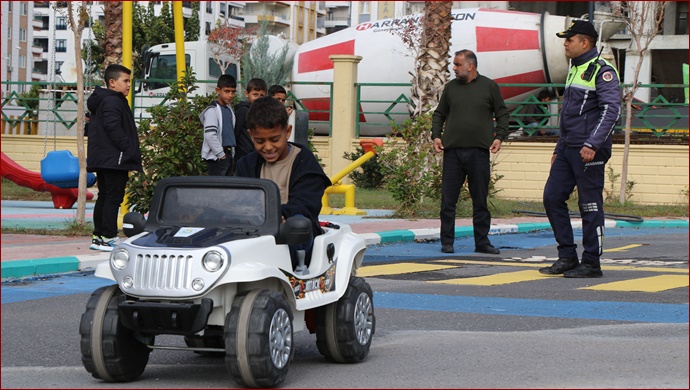 Çocuklar, Haliliye Belediyesi Trafik Eğitim Parkıyla Öğreniyor