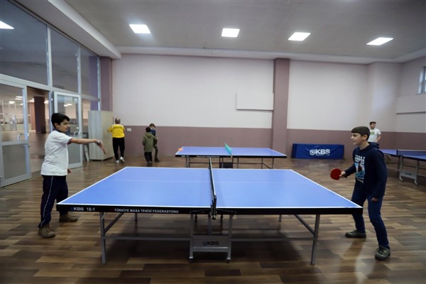 Çocuklar pinpon topuyla stres atıyor