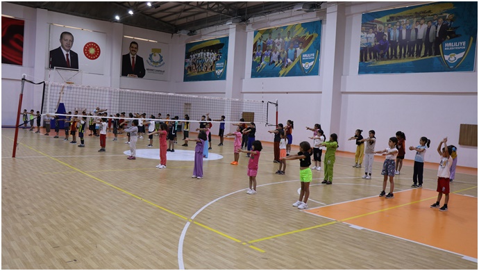 Çocuklar, yaz tatilinde Haliliye Belediyesi ile Basketbol Öğreniyor