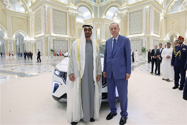 Cumhurbaşkanı Erdoğan, BAE Devlet Başkanı Al Nahyan'a Togg hediye etti