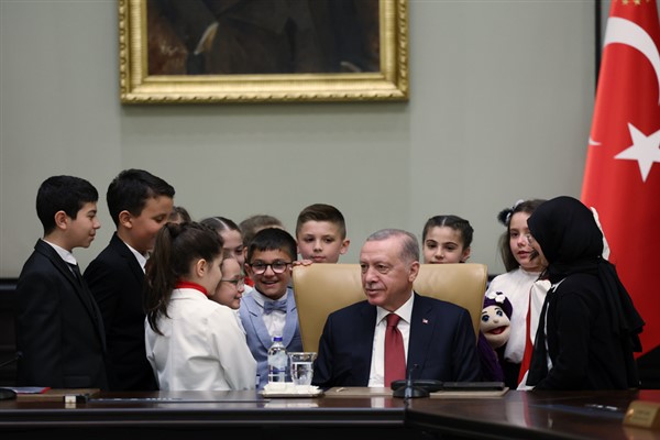 Cumhurbaşkanı Erdoğan, Bakan Tekin ve beraberindeki çocukları kabul etti