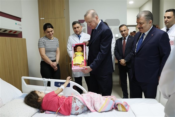 Cumhurbaşkanı Erdoğan, Gaziantep Şehir Hastanesi'nde tedavi gören çocukları ziyaret etti