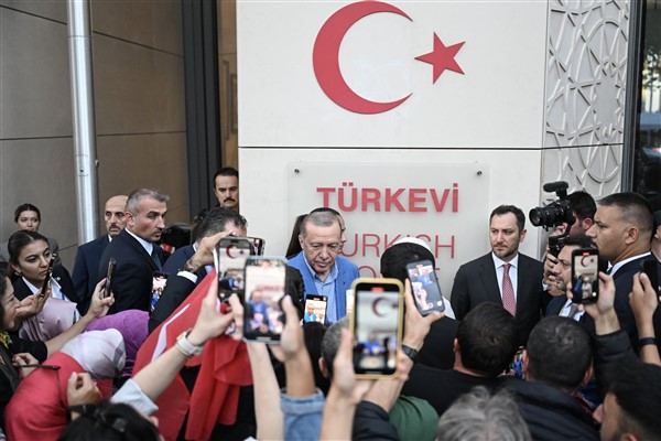 Cumhurbaşkanı Erdoğan, Türkevi Binası'nın önünde karşılandı