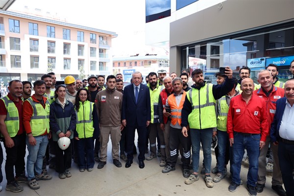 Cumhurbaşkanı Erdoğan, uğradığı bir akaryakıt istasyonunda vatandaşlarla sohbet etti