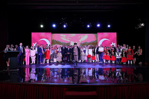 Cumhuriyetin 100’üncü yılında yüz genç Kurtuluş Savaşı kahramanlarını sahnede andı