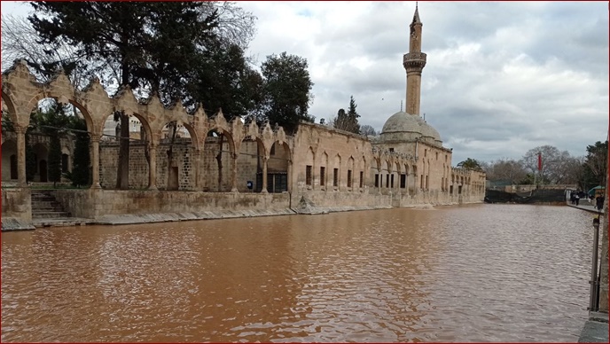 Deprem sonrası Balıklıgöl kızıl rengine büründü