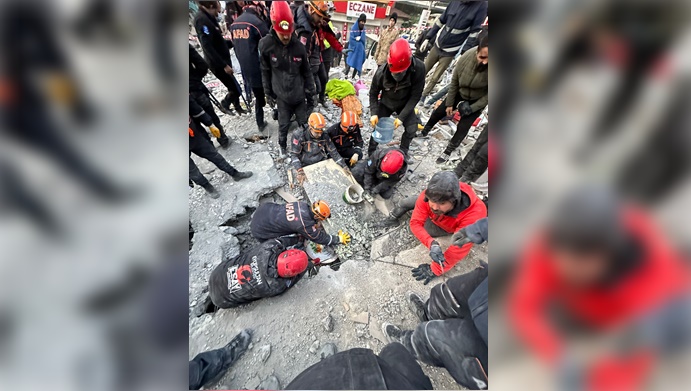 Depremin 62 saatinde enkazdan sağ salim kurtarıldı