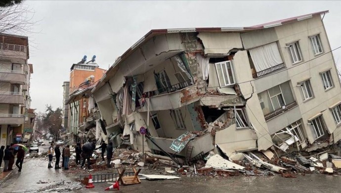 Depremlerde hayatını kaybedenlerin sayısı 47 bin 975’e yükseldi