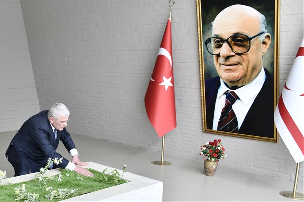Dervişoğlu, KKTC'nin kurucusu ve ilk Cumhurbaşkanı Denktaş'ın mezarını ziyaret etti