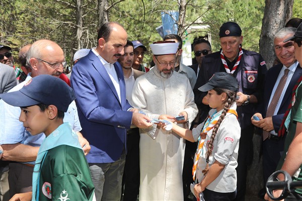 Diyanet İşleri Başkanı Erbaş, İslam İzcileri Dostluk Kampı’na katıldı