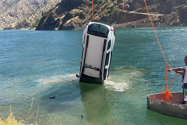 Diyarbakır'da otomobil Fırat Nehri'ne uçtu