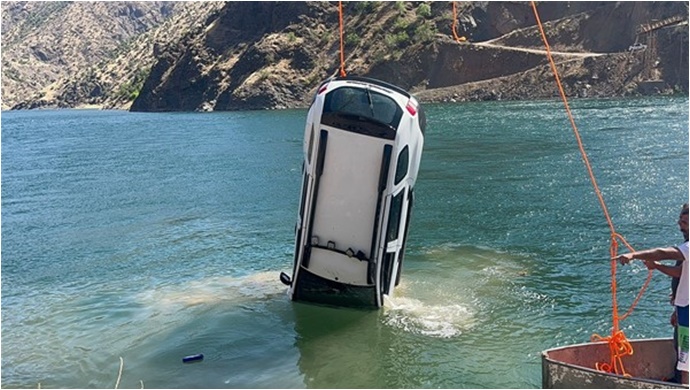 Diyarbakır'da otomobil Fırat Nehri'ne uçtu