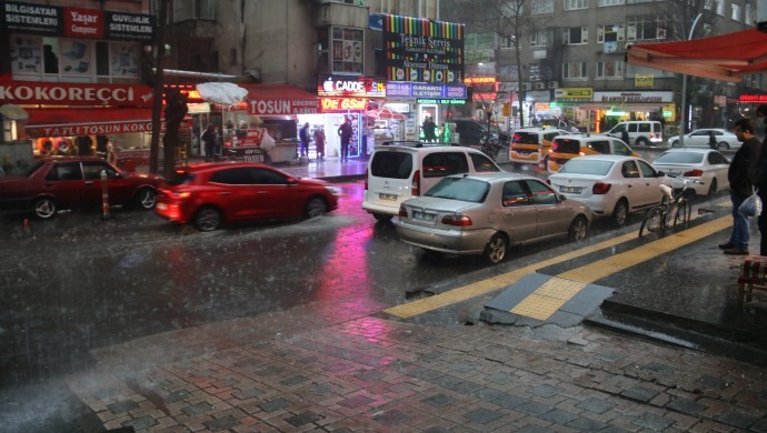 Diyarbakır’da sağanak yağış hayatı felç etti