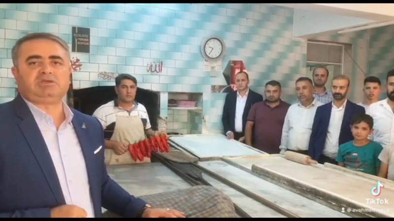 Dokunanın hem ağzını hem de cebini yalıyor-(VİDEO)