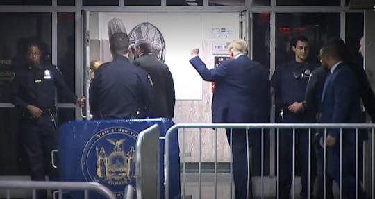 Donald Trump, ''sus payı parasıyla'' ilgili kendi davasında ifade vermeyecek