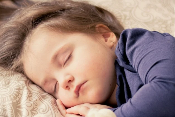 Düzenli uyuyan çocuğun problem çözme becerisi artıyor