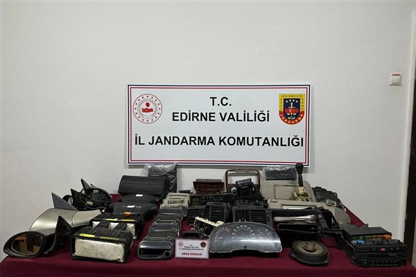 Edirne’de 97 adet kaçak araç yedek parçası ele geçirdi