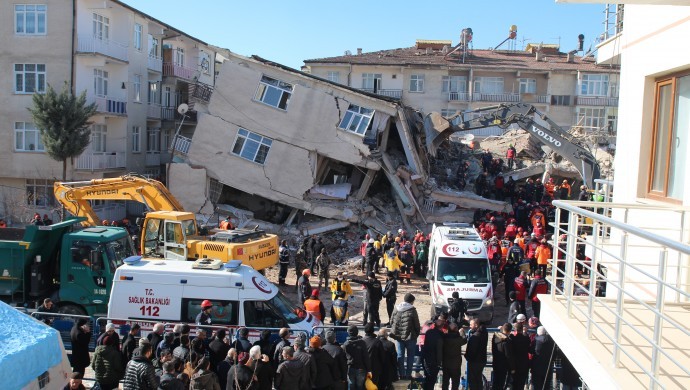 Elazığ'da 4 kişinin daha cenazesine ulaşıldı