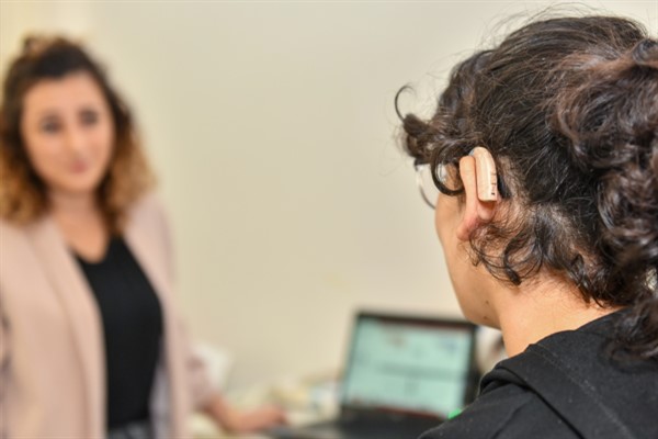 Esenyurt Belediyesi, vatandaşların işitme cihazlarını karşılıyor