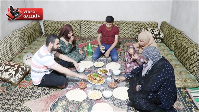 Evlerinde Açıkları İftarda, Türkiye’ye Dua Ediyorlar