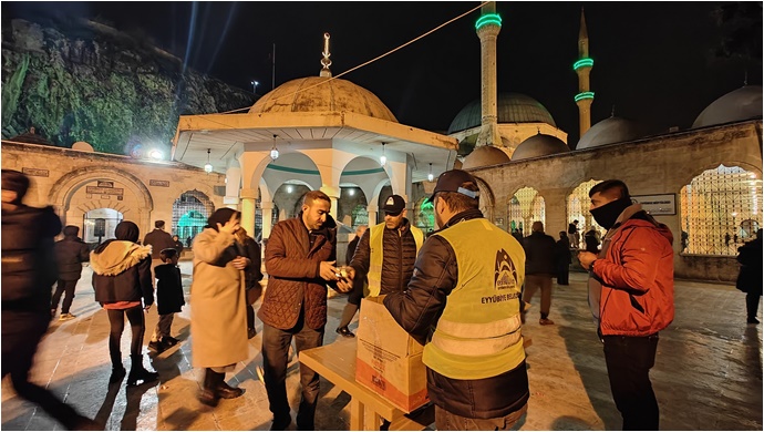 Eyyübiye Belediyesi Kandil Gecesi Vatandaşların Yanında Oldu