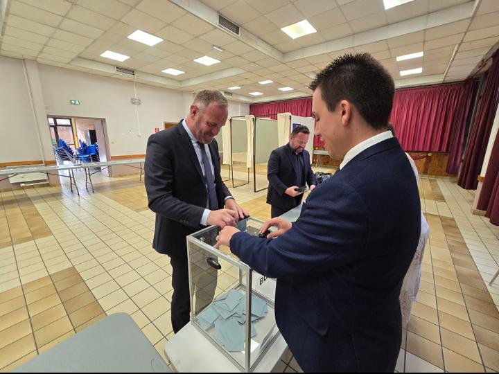 Fransa, erken parlamento seçimlerinde sandık başına gidiyor 