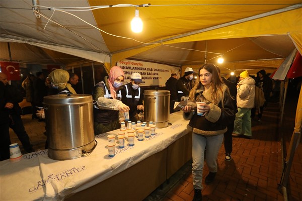 Gaziantep Büyükşehir, üniversite öğrencilerine yemek ikramında bulunuyor