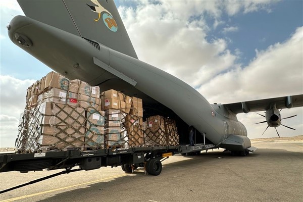 Gazze için yardım malzemelerini taşıyan ilk uçak Mısır'a ulaştı