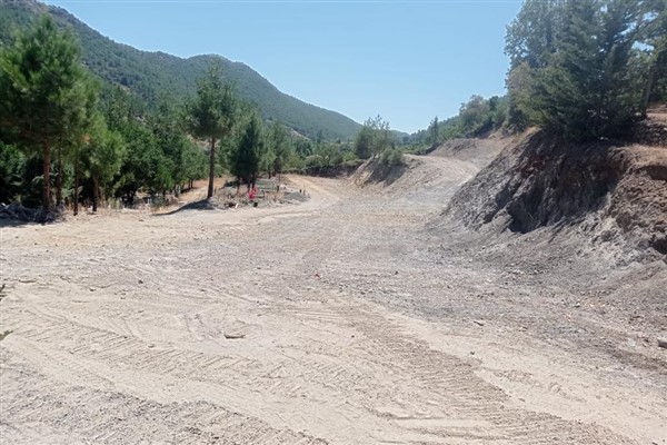 GBB ekipleri İdilli Köyü’ne dökülen moloz ve hafriyatları temizledi