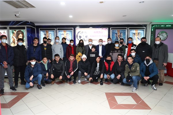 Gençler başkan Çağırıcı ile “İyi ki Varsın Eren” filmini izledi