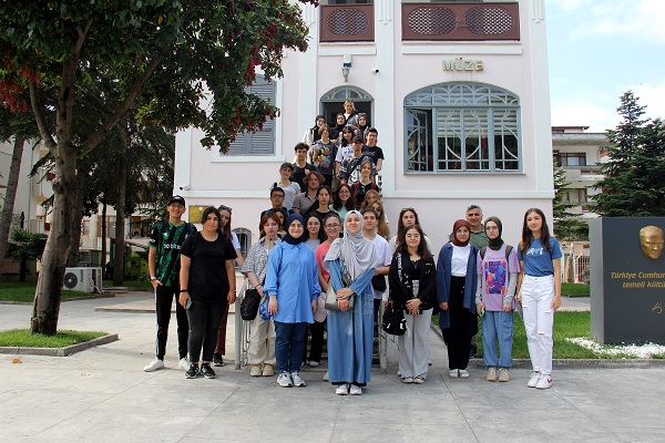 Gençler, 'Genç Atölye' ile gezerek öğreniyor