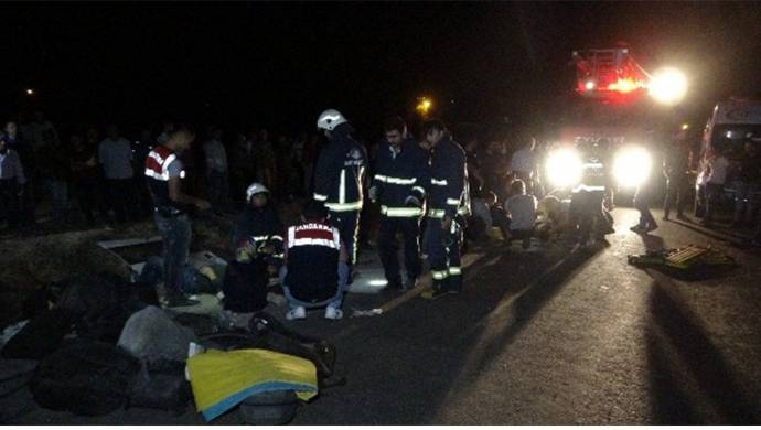 Göçmenleri taşıyan araç kaza yaptı: 43 yaralı
