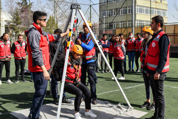 Göreve yeni başlayan 150 itfaiyeci sahaya hazırlanıyor