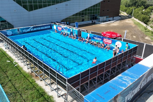 Gürsu’da 220 çocuk yüzme öğrendi