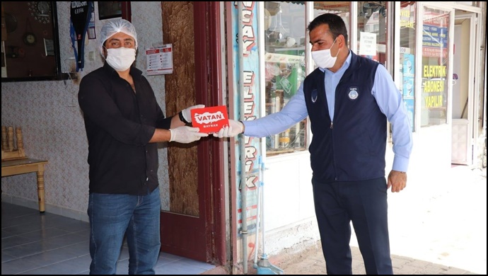 Halfeti’de Esnafa Türk Bayrağı Dağıtıldı