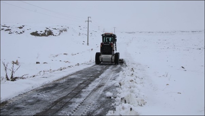 Haliliye Belediyesi ekipleri, karla mücadele çalışmalarına devam ediyor