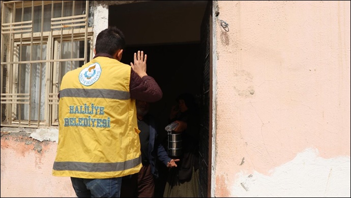 Haliliye’de 712 Hanenin Sofrasına Sıcak Yemek Ulaştırılıyor-(VİDEO)