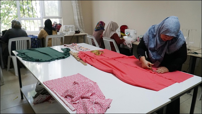 Haliliye'de Anneler kursta, çocukları da kreşte öğreniyor-(VİDEO)